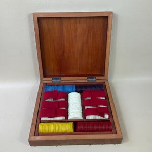 1920年代頃のイタリア製カタリンプラスチック製ゲームまたはポーカーチップセット。ポーカーカード、ギャンブル、ルーレット用ブランクカウンター。家庭用カジノ、ポーカーナイト用アクセサリー。