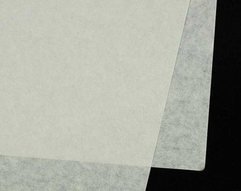 Może przedstawiać: Dwa arkusze białawego, półprzezroczystego papieru są ułożone na czarnym tle. Papier ma lekko teksturowaną powierzchnię, a krawędzie są czyste i ostre. Papier wydaje się cienki i lekki.