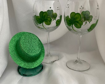 St. Patrick's Day Lucky Shamrock Hand Painted Pair Wine Glasses/Bridal/Wedding/Irish Wedding/Mothers Day/Friendship/Housewarmig/-Signed