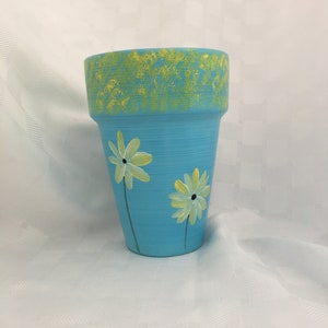 Sky blue-single yellow daisies design/Flower Pot/Plant lover/Garden/Hostess Gift/Flower Pot Art/Hand Painted