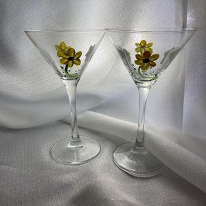 Martini Glasses Simply Daisies design/Spring lovers design/Mother's Day/Entertaining/Gift/Bar Cart Glasses/ - Pair - Hand Painted/Signed