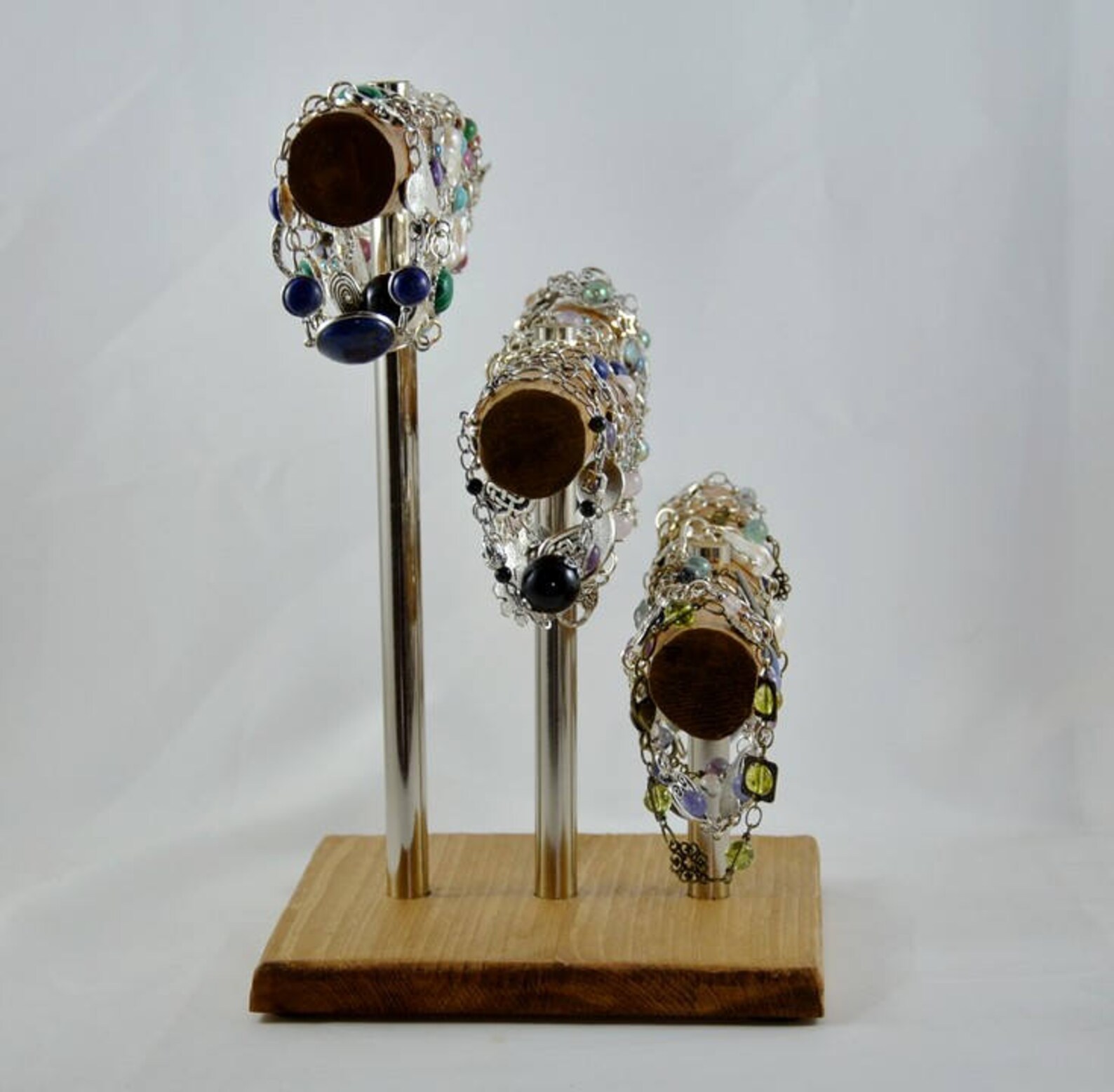 Display mit Armbändern aus Rohholz und Metall | Etsy