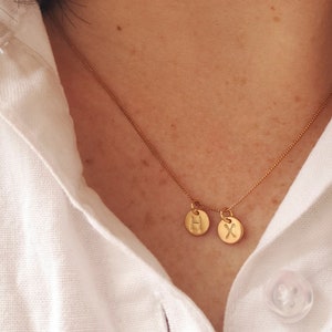 Collar con inicial, collar personalizado para mamá, disco con letra en plata o oro, regalo para ella, joyería minimalista, hecho a mano, iniciales de niño
