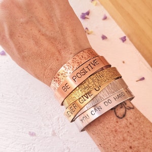 Pulsera personalizada, joyería estampada a mano, joyería motivacional, regalo de cumpleaños para ella, regalo de cumpleaños para una amiga, pulsera inspiradora