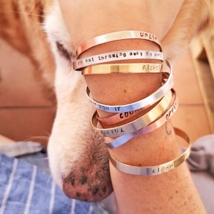 Benutzerdefinierte Wort Armband, personalisierte Manschette mit Bedeutung, Koordinaten Armband, Hand gestempelt Schmuck, Inspiration & motivierendes Geschenk für Sie