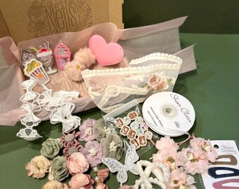 Lot de fournitures de bricolage, de rubans décoratifs, de pendentifs et de fleurs ! Prêt pour la journalisation, le scrapbooking, la fabrication de cartes, l'activité consciente