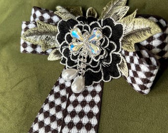 Épingle à broche vintage avec ruban de tissu, veste châle, sac à chapeau, décor baroque, collage mixte, pour les amateurs de bijoux fantaisie, textile