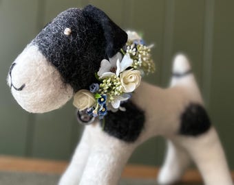 Chien debout en feutre, idée cadeau de demoiselle d'honneur, cadeau souvenir de la mariée, guirlande de fleurs avec chien en feutre, modèle de collier de mariage chiot en peluche douce