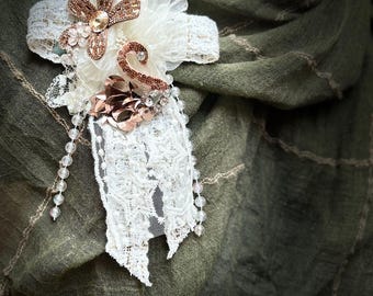 Broche vintage avec ruban de dentelle, veste châle, chapeau, décor de sac shabby chic, collage mixte pour les amateurs de bijoux fantaisie, textile