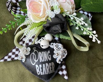Corsage de mariage pour collier de chien : cœur « porteur de l'anneau », breloque rose et grelots