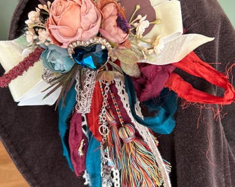 Broche en tissu de style vintage : décoration d'épingle shabby chic ; tendance Victoria - breloque pour sac bohème-broche enveloppante en textile-déguisement artisanal