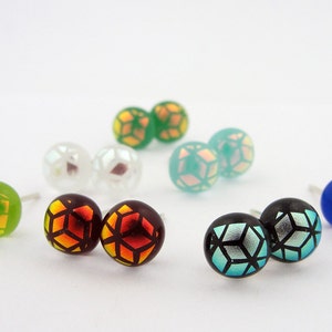 Op de afbeelding: Een set van 10 kleurrijke glazen oorbellen met geometrische patronen. De oorbellen zijn in tinten groen, blauw, wit en rood.