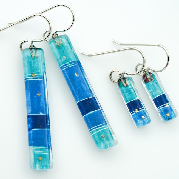 Pendientes de vidrio fundido: Barras de estratos azules, costa oceánica, agua, playa