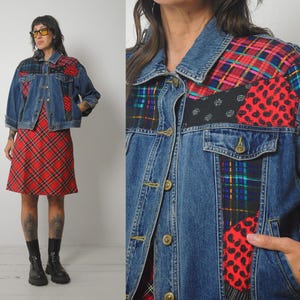 Peut inclure: Une veste en jean bleu avec des empiècements en patchwork à motifs tartan rouge, pois noirs et blancs, et cachemire rouge. La veste présente un col classique, des boutons métalliques et deux poches poitrine à rabat, portée sur une robe tartan rouge.