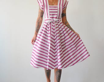 Vestido de verano a rayas color ciruela de los años 80