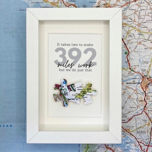 Personalisierte 'Es braucht zwei' ZWEI Karte Jigsaw Papierkunst. Freundschafts Geschenk für Freund oder Freundin in der Ferne. Gerahmt