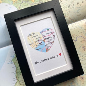 Fernfreund Freundin Geschenk ZWEI Karte Ort / Stadt Druck Kunstwerk in herzförmigen Puzzle; gerahmtes Kunstwerk.