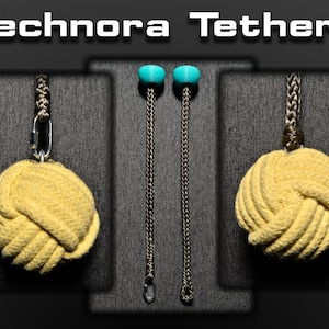 Op de afbeelding: De afbeelding toont drie Technora Tethers. Twee hebben turquoise ballen en gevlochten koorden. De derde heeft een gele geknoopte bal met een zilveren karabijnhaak. De tekst "Technora Tethers" staat bovenaan de afbeelding.