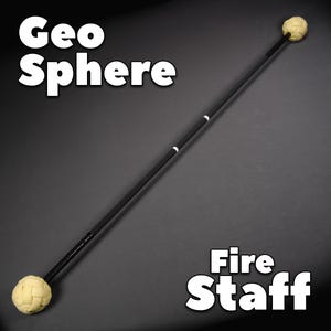 Op de afbeelding: Een zwarte staf met aan elk uiteinde een witte gevlochten bol, voorzien van de tekst Geo Sphere Fire Staff. De lange, dunne, zwarte staaf heeft twee kleine witte banden over de lengte, die de twee gestructureerde, lichtgekleurde uiteinden verbinden.