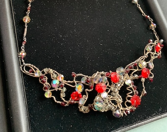 Draht Halskette, Vintage Halskette, Handgemachte Perlenkette, Bib Halskette, Mesh Wire Halskette, Aurora Borealis Perlenkette, Rote Perlenkette,