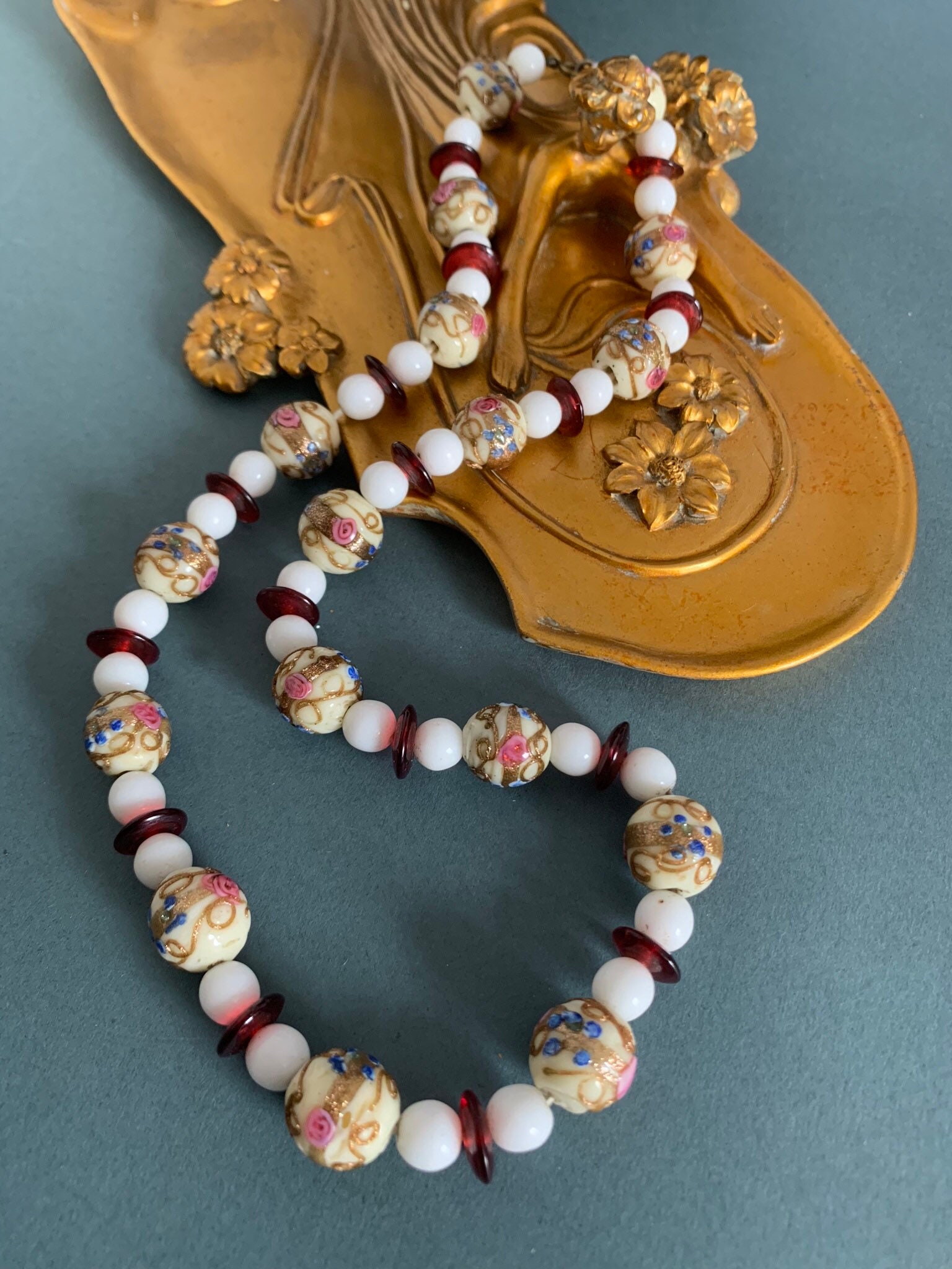 Gâteau de mariage vintage et collier goutte en Y avec perles -  France