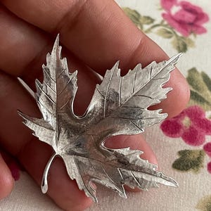 VINTAGE AVON PIN, Herbst Blatt Brosche, Silber Foilage Pin, Ahornblatt Jugendstil Pin, Floral Blume Stil Pin, Geschenk für sie bff