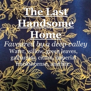 Pode incluir: Um fundo azul com um padrão floral dourado. O texto "The Last Handsome Home" está escrito em letras brancas. O texto "Favoured by a deep valley Water, willow, green leaves, galbanum, citron, imperial frankincense, and fire." está escrito em letras brancas.