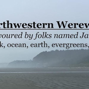 Può includere: Immagine con il testo "Northwestern Werewolf" e la frase "Favoured by folks named Jacob." Il testo elenca anche "Fur musk, ocean, earth, evergreens, and fog." Lo sfondo è una scena di spiaggia nebbiosa.
