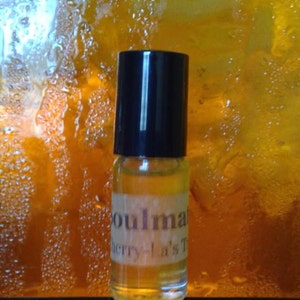 Pode incluir: Um frasco de vidro transparente com tampa preta e um rótulo branco que diz "Soulmate Cherry-La's Tea".