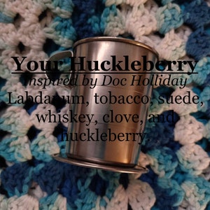 Tu fragancia Huckleberry, inspirada en Doc Holliday (ládano, tabaco, ante, whisky, clavo, arándano)