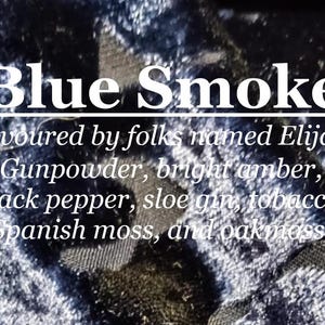 Fragancia Blue Smoke, preferida por gente llamada Elias (ginebra de endrinas, tabaco, pólvora, ámbar brillante, musgo español, musgo de roble, pimienta negra)