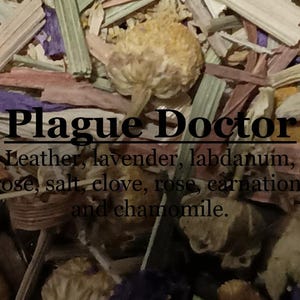 Może przedstawiać: Zbliżenie mieszanki suszonych ziół i kwiatów. Tekst "Plague Doctor" znajduje się nad listą składników: skóra, lawenda, labdanum, róża, sól, goździk, goździk i rumianek.