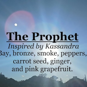 Könnte beinhalten: Vor blauem Himmel steht der Text "The Prophet" mit dem Zusatz "Inspiriert von Kassandra" und listet Zutaten auf: Bay, Bronze, Rauch, Pfeffer, Karottensamen, Ingwer und rosa Grapefruit. Ein heller Sonnenreflex ist zu sehen.