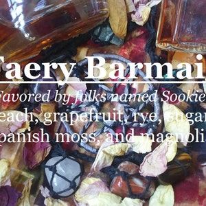 Puede incluir: Un primer plano de una botella de licor Faery Barmaid, con una etiqueta que dice "Favored by folks named Sookie Peach, grapefruit, rye, sugar, Spanish moss, and magnolia."