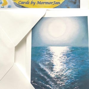 Moon over the Ocean - Schicken Sie diese dramatische Kunst an jemand ganz besonderen oder rahmen Sie sie für Ihr Dekor ein