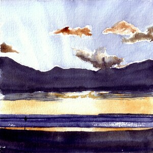 K&ouml;nnte beinhalten: Aquarellmalerei einer K&uuml;stenlandschaft. Das Kunstwerk zeigt eine dunkelviolette Bergkette, einen goldenen Sonnenuntergang und einen dunkelblauen Ozean. Der Himmel ist hellblau mit braunen und grauen Wolken. Eine kleine Figur steht am Strand.