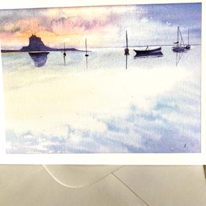 Lindisfarne Holy Island, un'incantevole pietra miliare, acquerello fatto a mano, formato cartolina 7 x 5 pollici