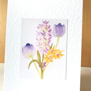 Boeket hyacint, forsythia en tulpen: een mooie handgemaakte aquarelkaart