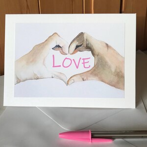 Carte d'amour - Oeuvre d'art de mains en forme de coeur - Carte romantique pour un anniversaire, un mariage ou la Saint-Valentin - Carte de couple interracial