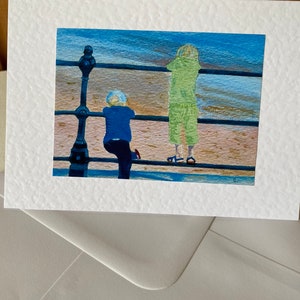 Tarjeta del Día del Padre: una tarjeta artística hecha a mano de dos niños pequeños en la playa.