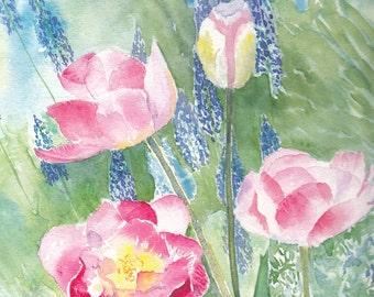 Carte di fiori primaverili dell'acquerello fatte a mano Tulipani rosa e giacinti d'uva blu. Un bel biglietto di Pasqua o di compleanno