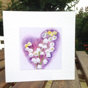 Cuore di fiori di mughetto - un dolce e grazioso biglietto d'amore a forma di cuore dipinto a mano con colori ad acquerello, adatto a tutte le occasioni