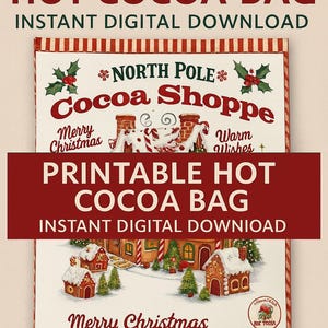 Może przedstawiać: Drukowany projekt torby na gorącą czekoladę w stylu vintage. Projekt zawiera tekst "North Pole Cocoa Shoppe" i "Merry Christmas" z ilustracjami domków z piernika i lasek cukrowych. Torba pasuje do paczek kakao, lasek cukrowych i pianek.