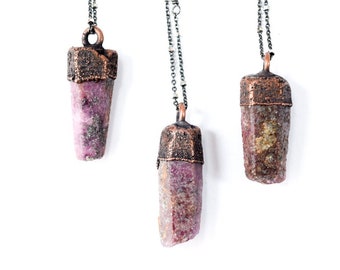 Collier en cristal rubis | Collier rubis brut | Collier minéral brut | Pendentif en pierre précieuse rubis sur chaîne en cuivre | Pendentif en cristal rubis brut