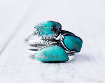 Anillo de turquesa de plata oxidada / Anillo apilable de turquesa cruda / Anillo de piedra turquesa / Joyería de turquesa Nevada / Joyería de piedra orgánica