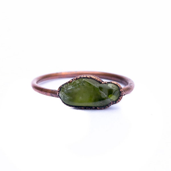Anello peridoto verde / Anello peridoto grezzo / Anello in rame e peridoto / Gioielli elettroformati / Gioielli in pietra organica