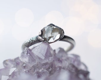 Anillo de cristal crudo de plata oxidada / Anillo de diamante Herkimer / Anillo de cristal electroformado / Anillo de cuarzo cristalino / Anillo llamativo de cristal de cuarzo