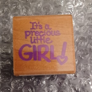 Timbro in gomma con montatura in legno con citazione "È una bambina preziosa" di Stampendous