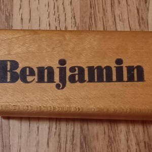 Timbro in gomma montato su legno corsivo con nome Benjamin di That's All She Stamped corsivo