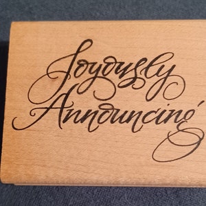 Timbro in gomma vintage raro e montato su legno, annunciato con gioia da Denami Design